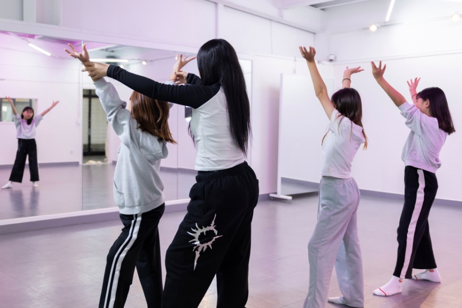 땀 흘릴수록 에너지가 충전되는 K-댄스 체험, H.W.A. DANCE STUDIO 01