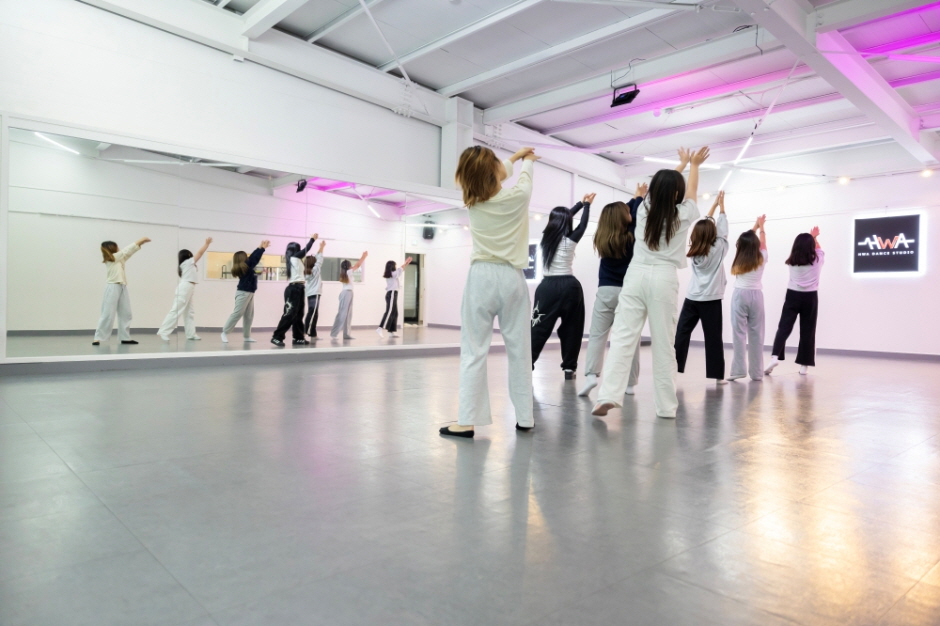 땀 흘릴수록 에너지가 충전되는 K-댄스 체험, H.W.A. DANCE STUDIO 02