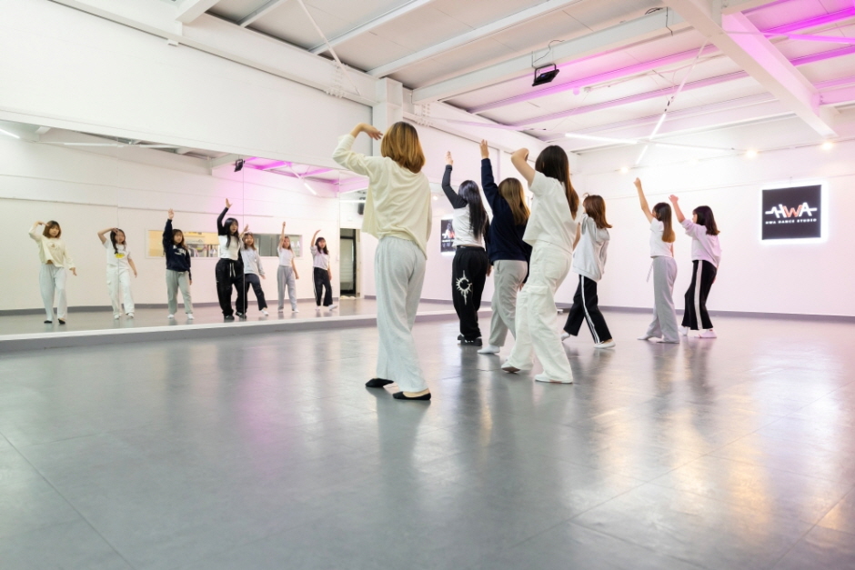 땀 흘릴수록 에너지가 충전되는 K-댄스 체험, H.W.A. DANCE STUDIO 05