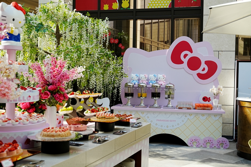 HELLO KITTY and strawberry buffet 07
