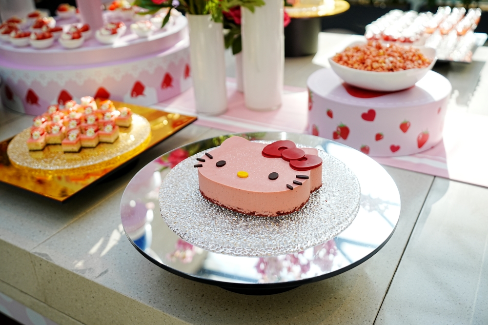 HELLO KITTY and strawberry buffet 05