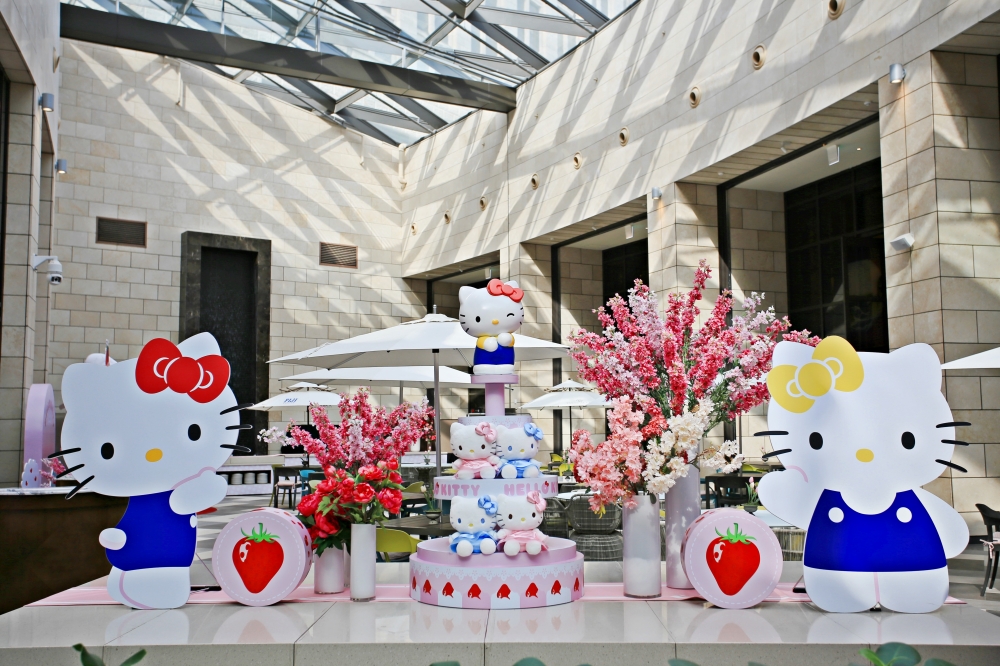 HELLO KITTY and strawberry buffet 04