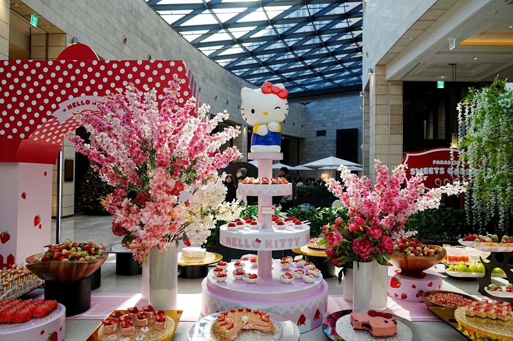 HELLO KITTY and strawberry buffet 02