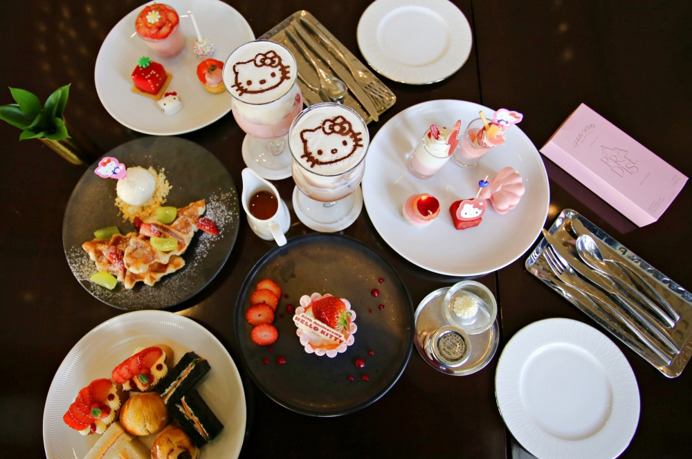 HELLO KITTY and strawberry buffet 01