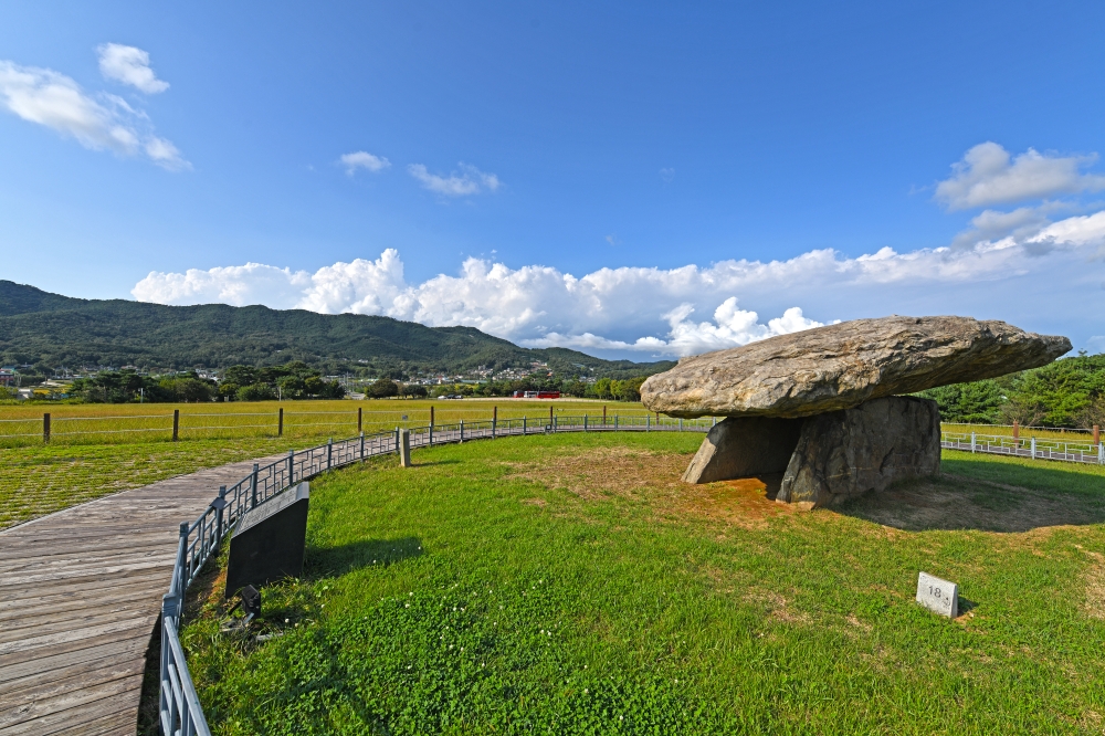 Ganghwa Dolmen Park 02