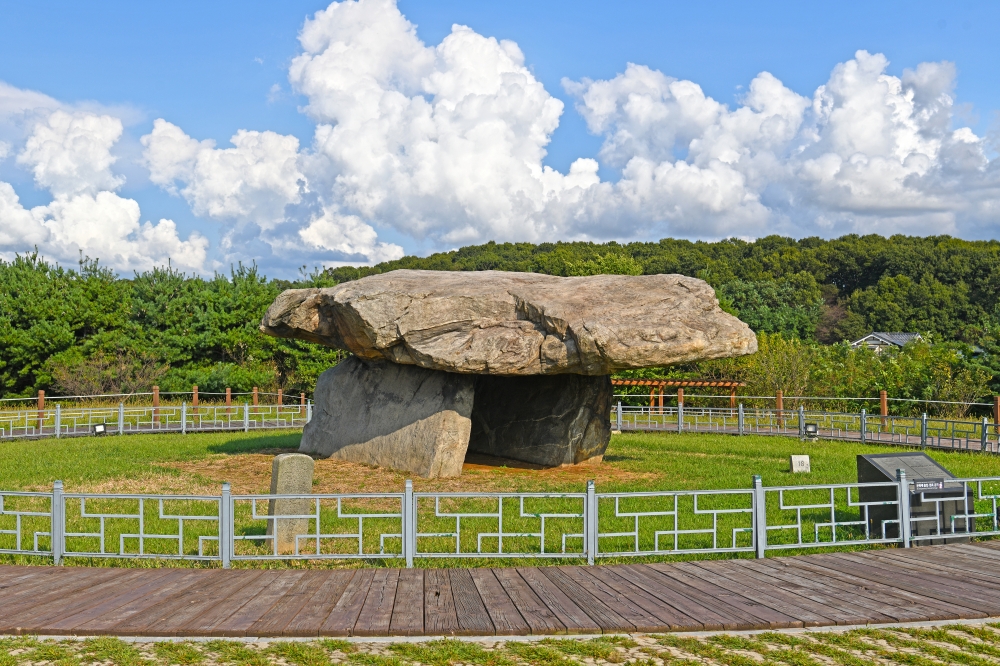 Ganghwa Dolmen Park 01